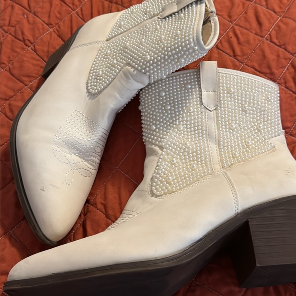 Elegant White Ankle Boots with Pearl Detailing